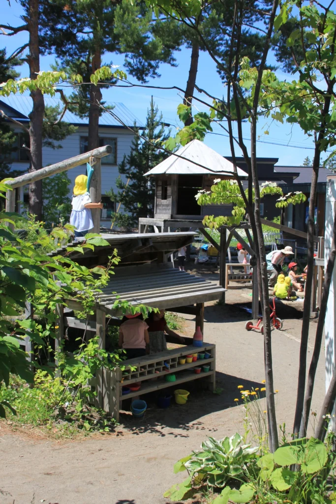 一本橋と緑の旗とカフェ